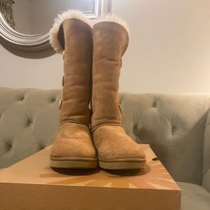 Ugg baily button boot worn maybe one time. Excellent condition